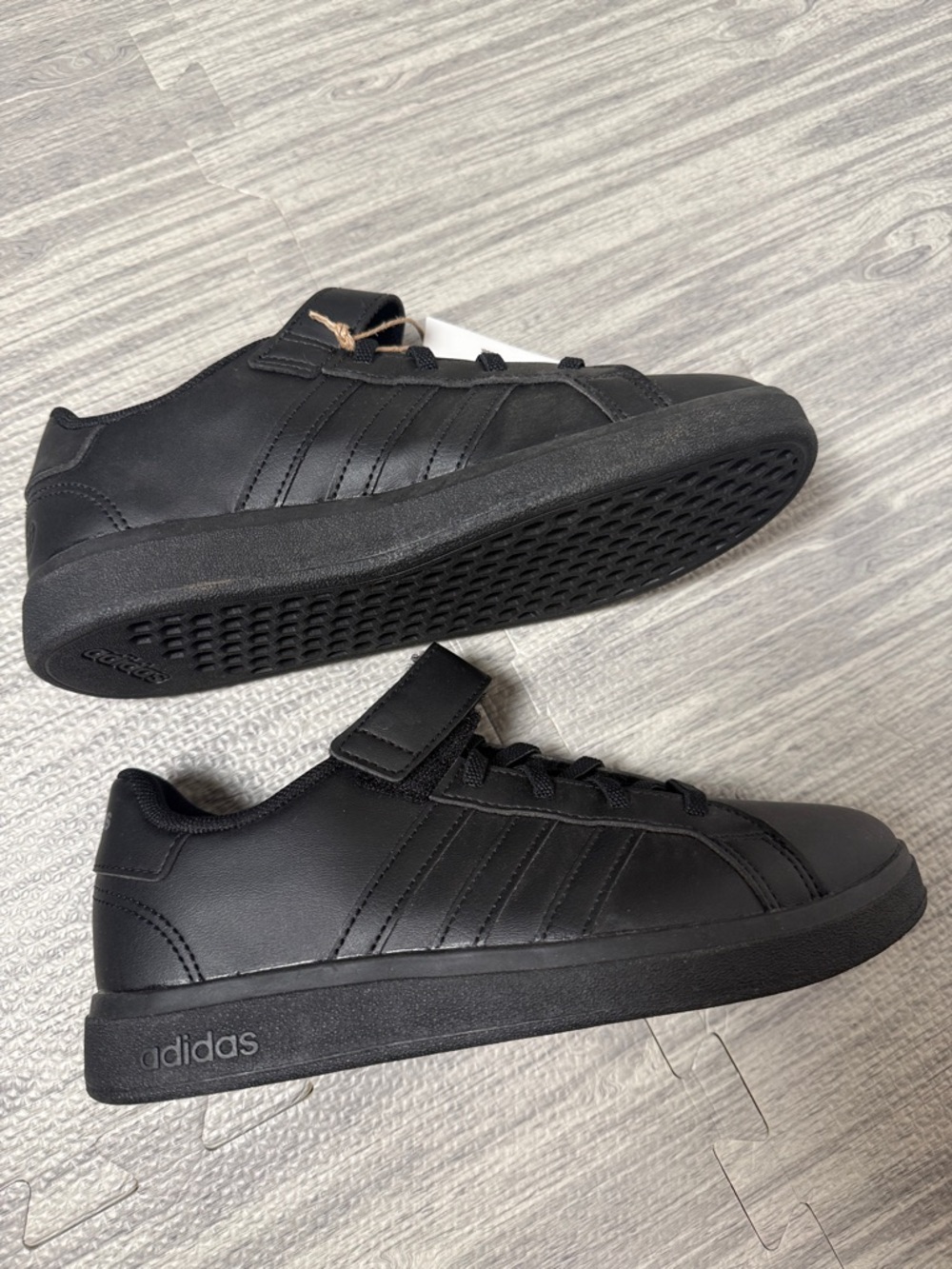NWT adidas Boys Low-Top No Tie Sneakers Size 3 - Picture 3 of 6